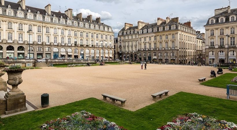 Vue d'ensemble de la place du parlement de Bretagne à Rennes (France), depuis son angle nord-ouest.